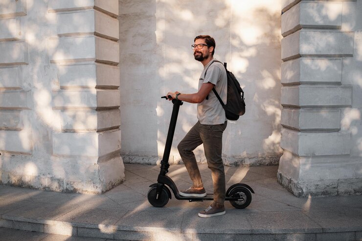 Foto fahrspaß mit dem elektroroller durch die stadt