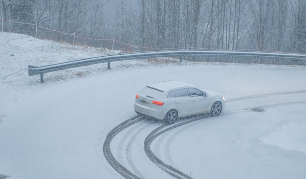 Fahrt auf einer verschneiten Straße