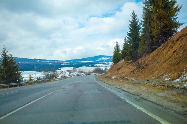 Fahrt durch die Bergstraße im Winter. Landgebirgskurvenstraße