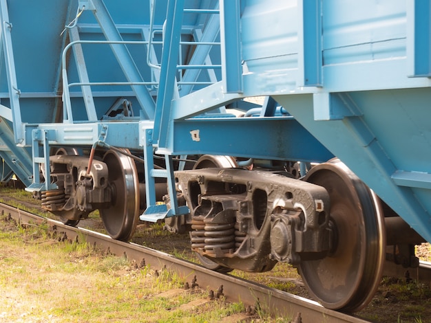 Fahrwerk eines Eisenbahnwaggons, Räder eines Güterzuges.