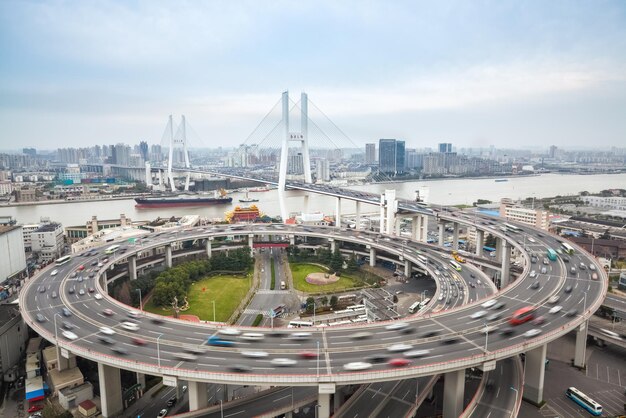 Fahrzeugbewegungsunschärfe auf der Nanpu-Brücke in Shanghai beschäftigt TrafficxA