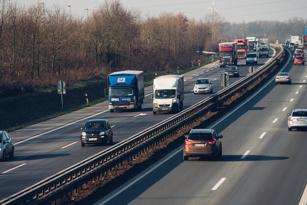 Foto fahrzeuge auf der autobahn gegen den himmel