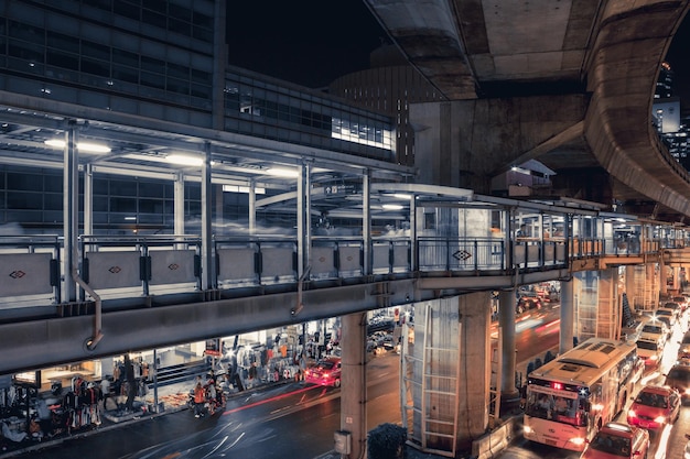 Fahrzeuge auf der Straße unter der Brücke in der Nacht