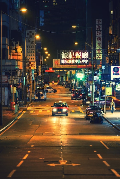 Fahrzeuge auf Straßen in einer beleuchteten Stadt bei Nacht