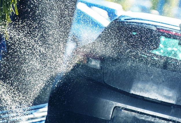 Foto fahrzeugwäsche in der autowaschanlage