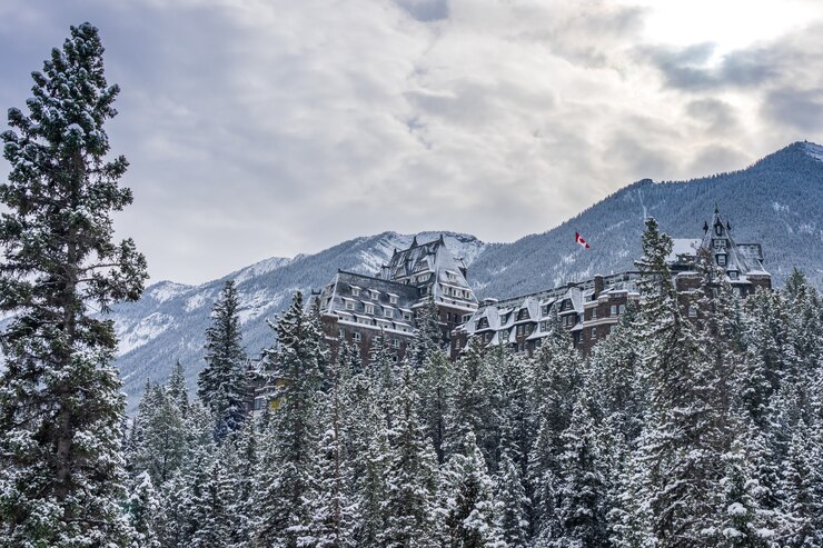 Fairmont Banff Springs en día soleado de invierno. Parque Nacional Banff, Montañas Rocosas Canadienses.