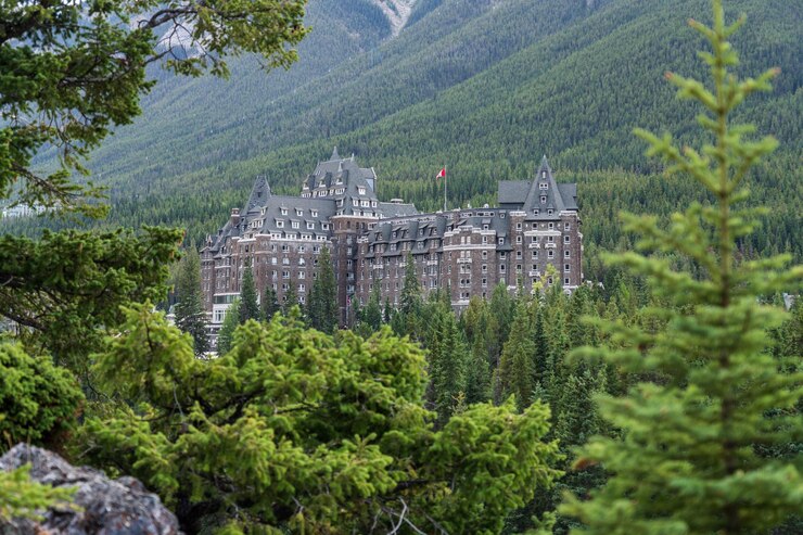 Fairmont Banff Springs en un día soleado de verano Vista desde el Mirador de la esquina sorpresa Parque Nacional Banff