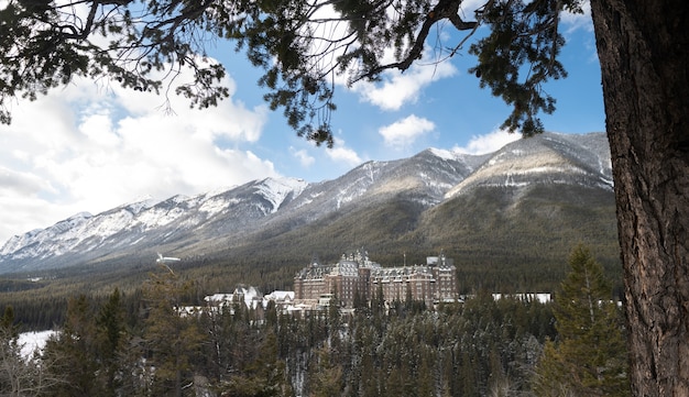 Foto fairmont banff springs hotel im winter, banff nationalpark, alberta, kanada