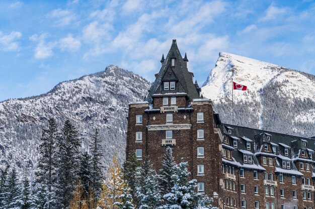 Fairmont Banff Springs im sonnigen Wintertag. Banff-Nationalpark, Kanadische Rockies.