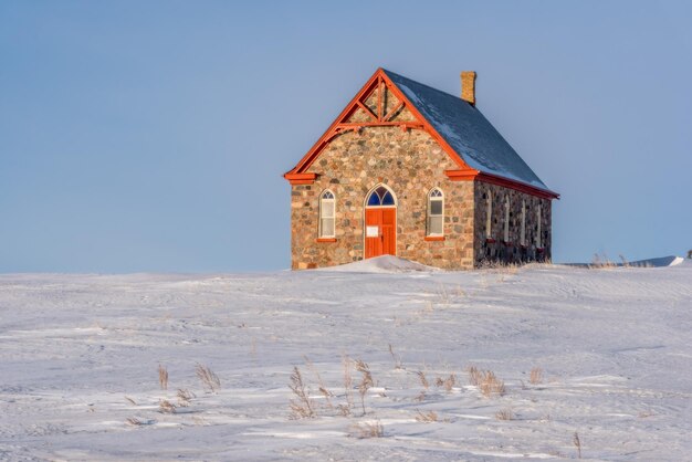 Fairview United Church rodeada de nieve en una fría mañana de invierno en las afueras de Regina Saskatchewan