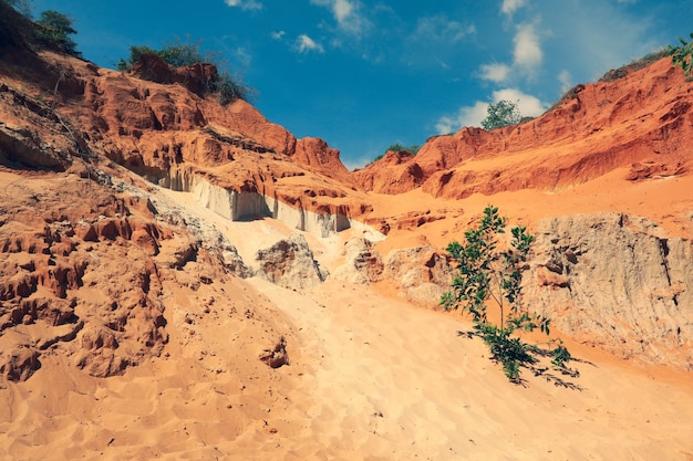 Fairy Springs - Suoi Tien en Mui Ne, área de Phan Tiet en Vietnam. Paisaje con cielo azul