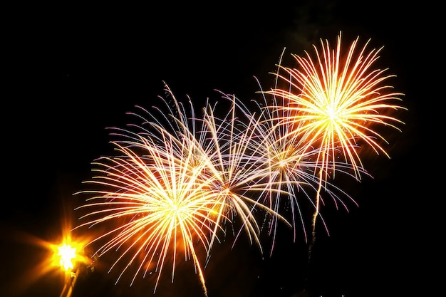 Faísca de fogos de artifício do feliz ano novo 2020, ou 4 de julho Evento do dia independente. Conceito de fundo de férias.