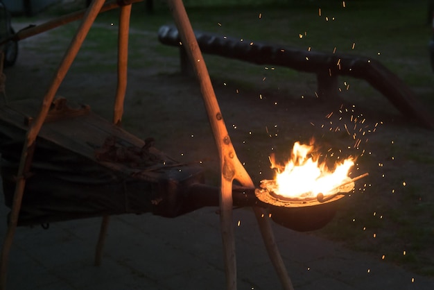 faíscas de fogo de ferreiro no escuro.