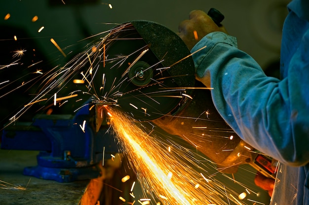 Faíscas em brasa ao moer material de aço