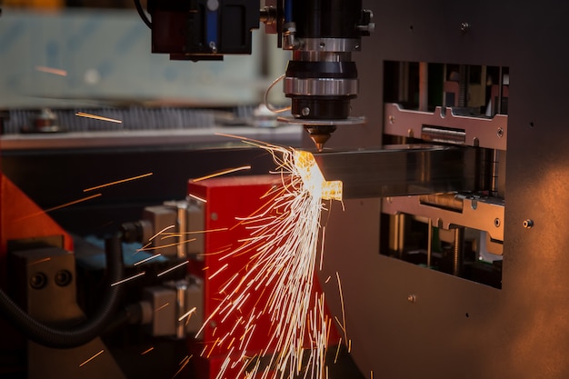 Faíscas voam do laser por corte automático CNC