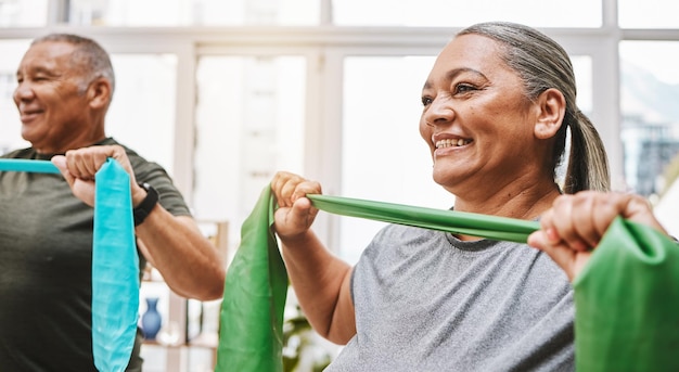 Faixa de alongamento de fisioterapia e casal sênior com trabalho em equipe para reabilitação de bem-estar muscular e apoio juntos Idosos negros ou amigos sorriem em fisioterapia com forte progresso