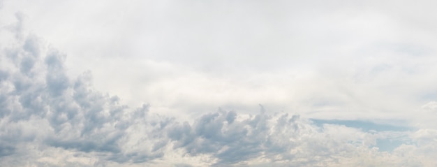 Faixa de nuvens em relevo no céu claro, panorama