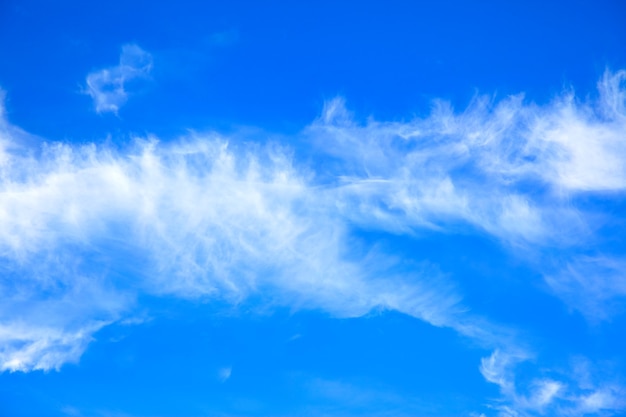 Faixa de nuvens no céu - plano de fundo e espaço para seu próprio texto