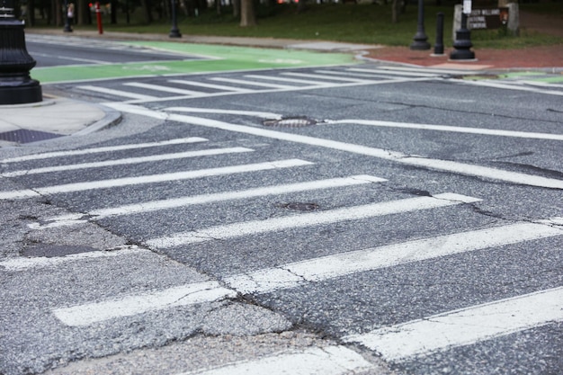 faixa de pedestres urbana com linhas coloridas simbolizando a segurança dos pedestres e a conectividade da cidade