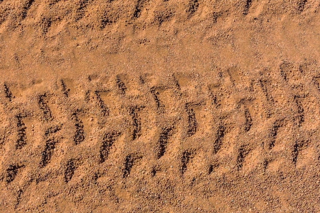 Faixas dos pneus em uma areia no deserto