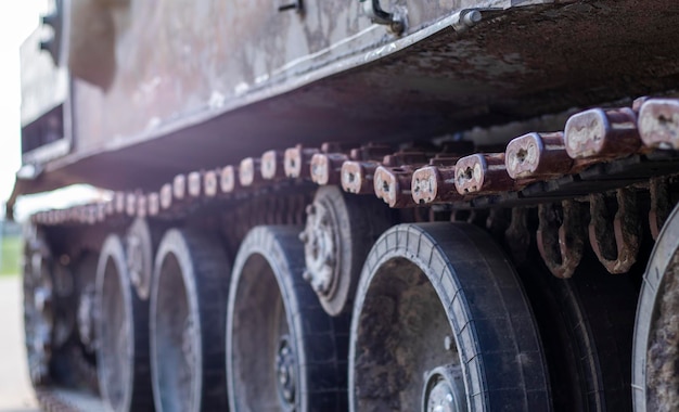 Faixas quebradas enferrujadas com rolos de esteira de um tanque de guerra russo destruído durante