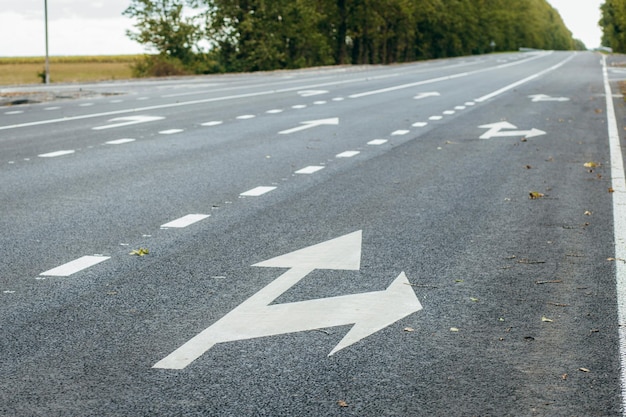 Faixas rodoviárias com marcações de setas brancas