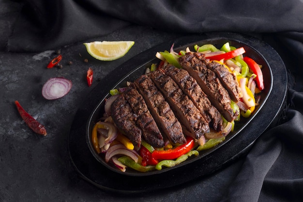 Fajita de carne com legumes