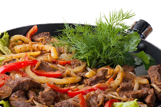 Fajitas de carne tradicional mexicana sobre fondo blanco.