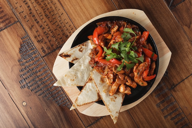 Fajitas com frango e pimentão em uma panela