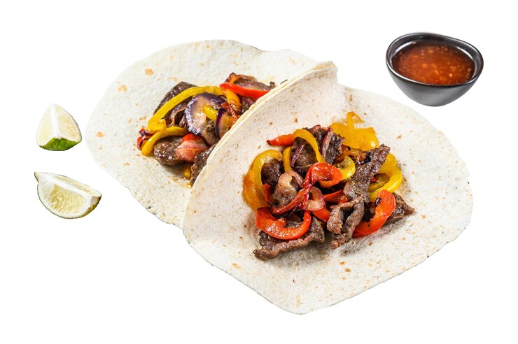 Foto fajitas com listras de carne bovina coloridas pimentão e cebola servidas com tortilhas e salsa isoladas em fundo branco vista superior