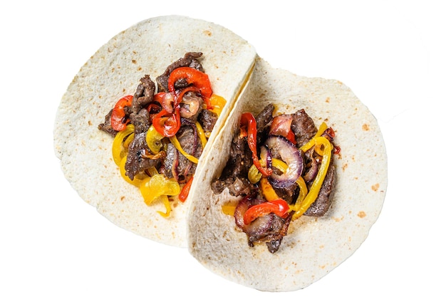 Fajitas com listras de carne bovina pimentão colorido e cebolas servidas com tortilhas e salsa Isolado no fundo branco