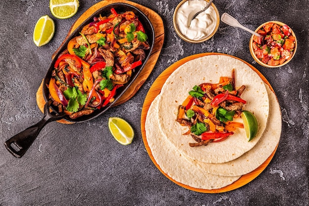 FAJITAS com pimenta colorida e cebola servidas com tortilhas