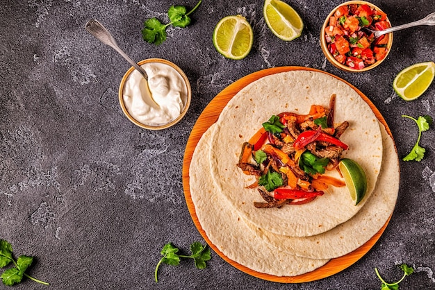 FAJITAS com pimenta colorida e cebola servidas com tortilhas