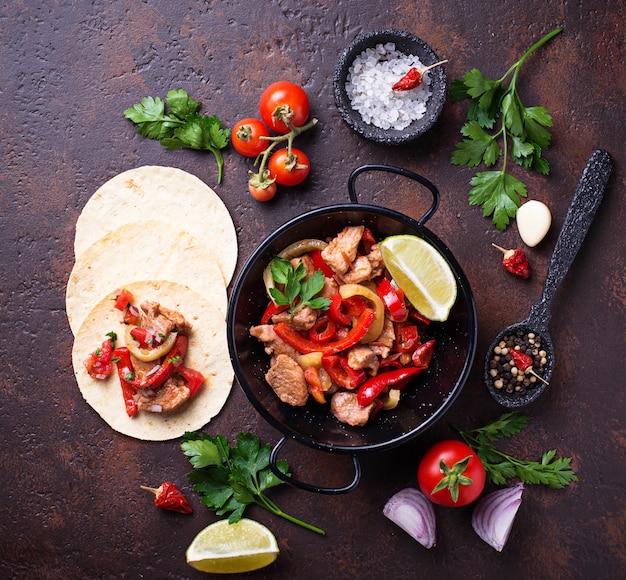 Fajitas com pimentos para cozinhar tacos mexicanos