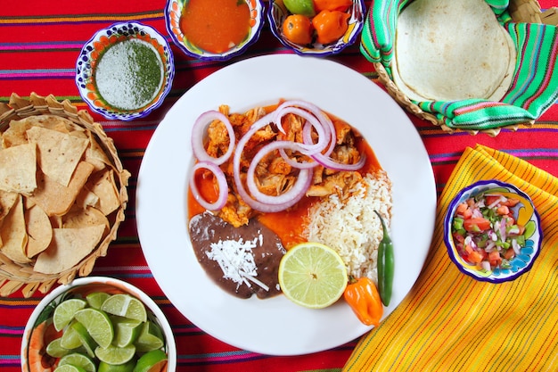 Fajitas comida mexicana com arroz frijoles molho de pimentão