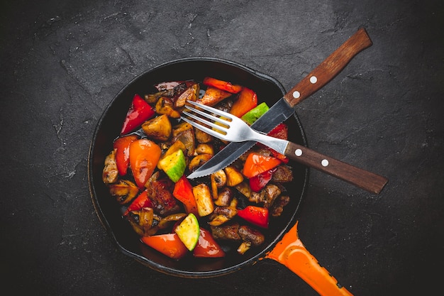 Fajitas de carne com pimentões coloridos e cogumelos