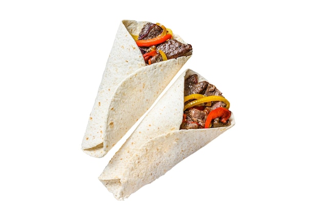 Fajitas Envoltura de tortilla con tiras de carne de res pimiento y cebolla de color y salsa Aislado sobre fondo blanco