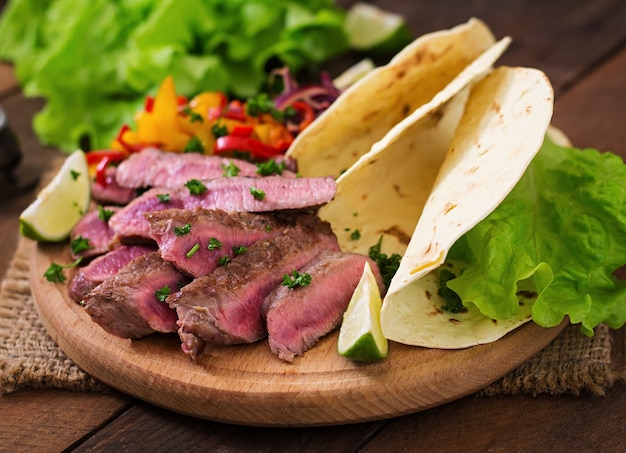 Fajitas mexicanas para bife de carne e vegetais grelhados