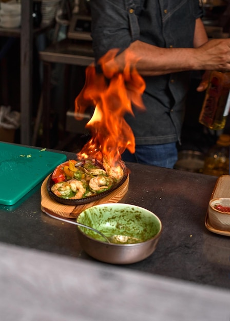 Fajitas mexicanas tradicionais de carne pegando fogo na cozinha, também chamadas de alambre