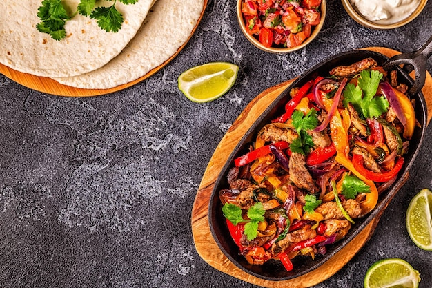 FAJITAS mit buntem Paprika und Zwiebeln serviert mit Tortillas