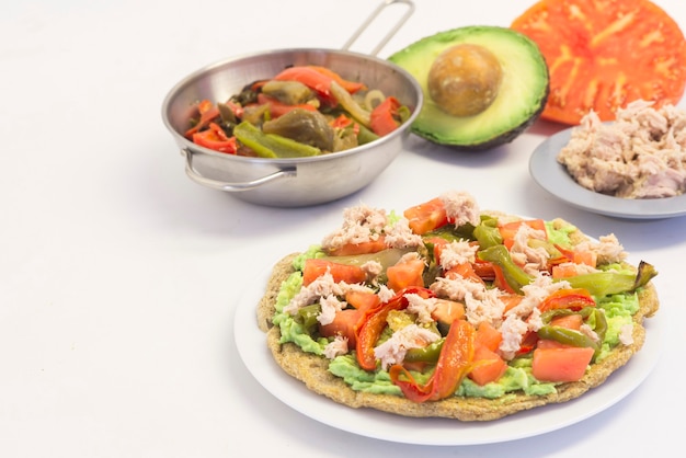 Fajitas mit Tortilla-Mix-Tomaten, Paprika, Thunfisch-Zwiebeln und Avocado auf weißem Hintergrund