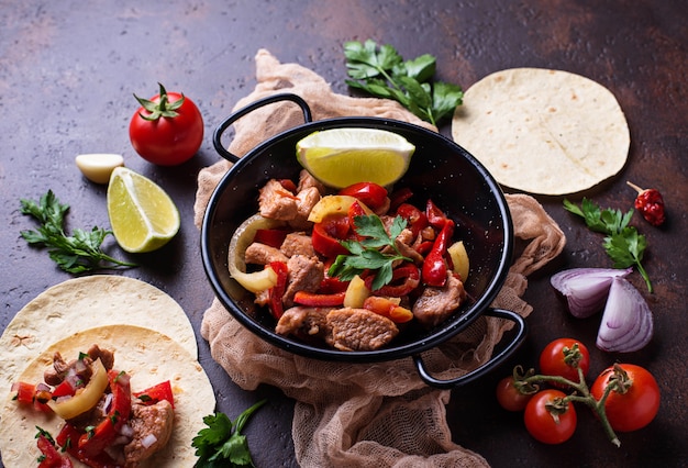 Fajitas con pimientos para cocinar tacos mexicanos.