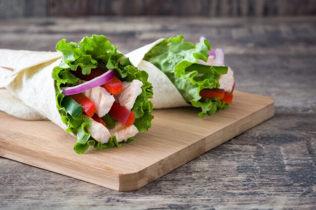 Fajitas de pollo mexicano en mesa de madera