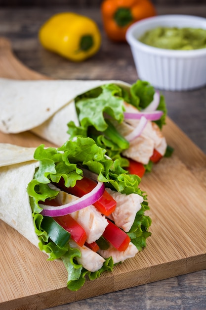 Fajitas de pollo mexicano en mesa de madera