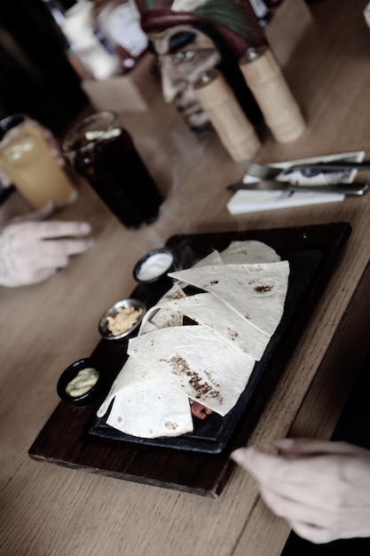 Fajitas de pollo o carne con verduras y salsa picante