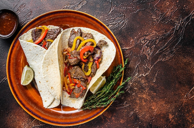 Fajitas Tortilla wrap con tiras de filete de carne de res, pimiento dulce y cebollas