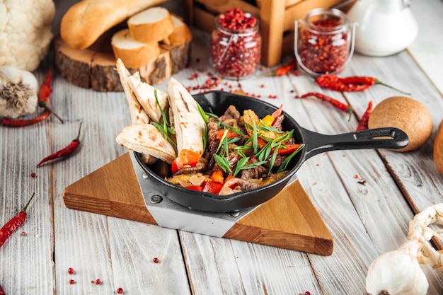 Fajitos de plato mexicano con verduras de ternera y pita