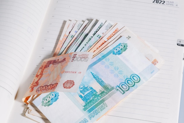 Un fajo de papel moneda en denominaciones de y mil rublos rusos