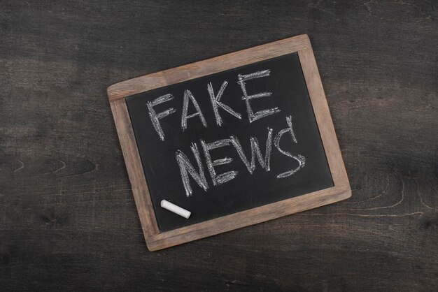 Fake-News-Konzept mit Blackboard-View von oben