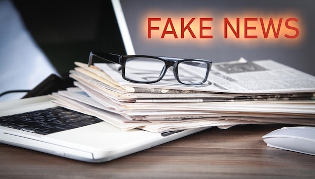 Fake News Periódicos anteojos computadora portátil